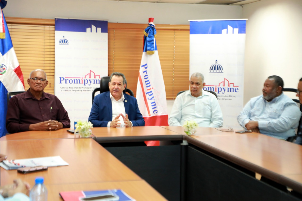 Promipyme entrega RD$7 millones de pesos a detallistas de San Pedro de Macorís